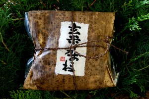 玄米イカおこわの竹皮包み包装