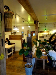 にちにち食堂店内は、足場板だけでなく、漆喰や錆びたアイアン、アンティークな雑貨とグリーンで、女性には良い感じの空間です。