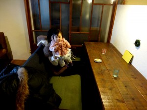 離乳食のイワシのカレーを、こそこそ平らげていました。