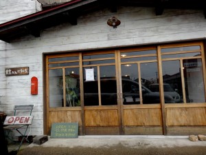 外観も、目立ちそうで、目立たず、ノスタルジックな街場の風情に溶け込んじゃっていますね。