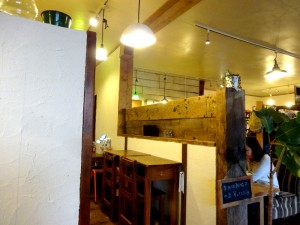足場板や枕木・漆喰で作りつけてあるパーテーションも良い感じ!←自分もやってみよ!