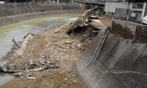 港橋付近の河川決壊跡