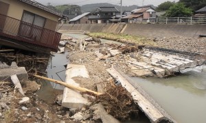 中津交差点付近決壊現場住宅